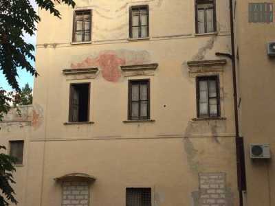 Distinguiamo tre padiglioni, di cui uno visibilmente decadente, con finestre fatiscenti e gli accessi murati